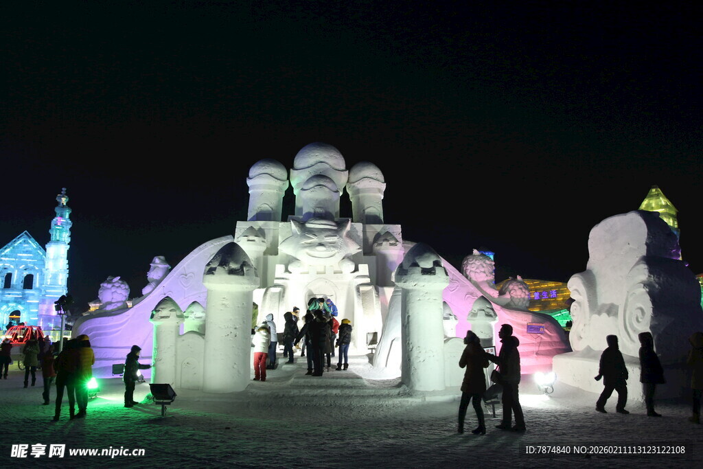 梦幻冰雪夜景 游人赏玩