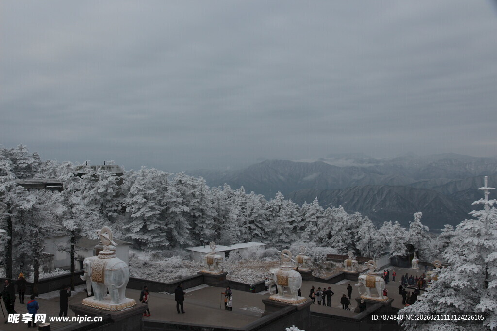 雪覆山林中的村落景观