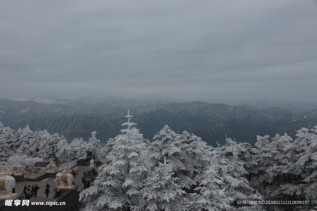 雪覆山林的冬日美景