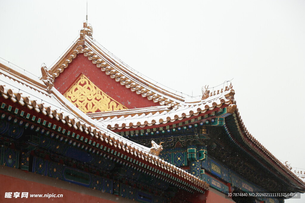雪覆古建筑屋顶