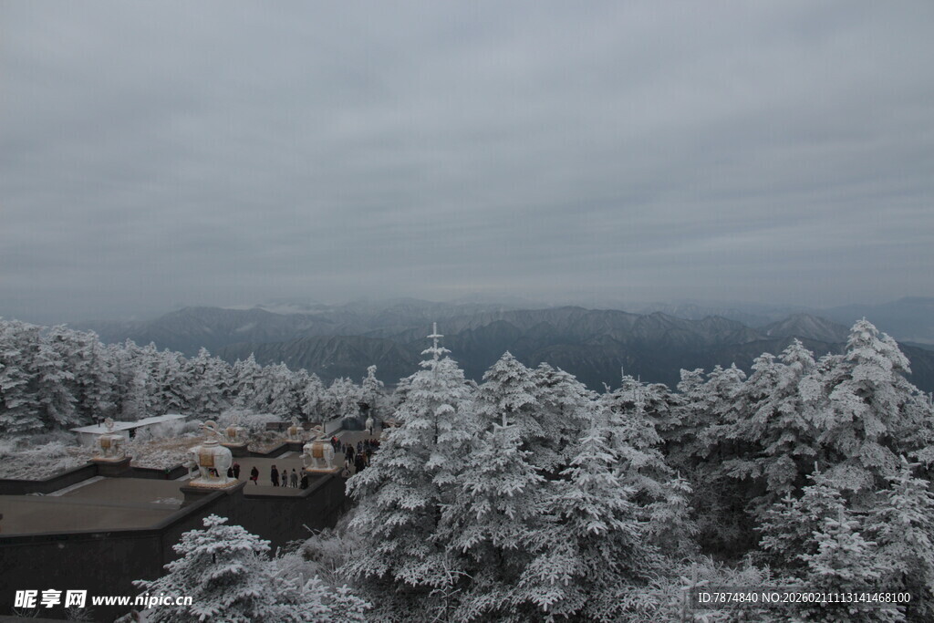 雪覆山林的静谧冬日景象