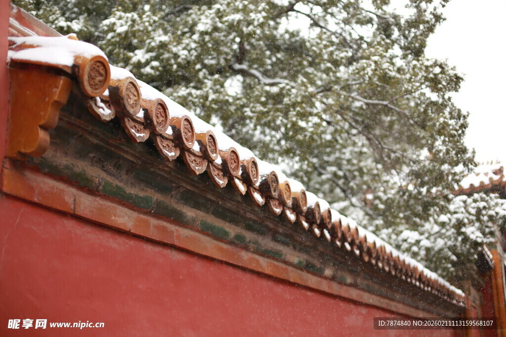 红墙覆雪景