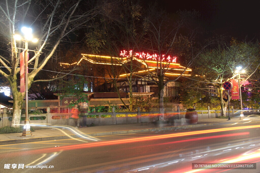 夜晚中式建筑旁的车流光影