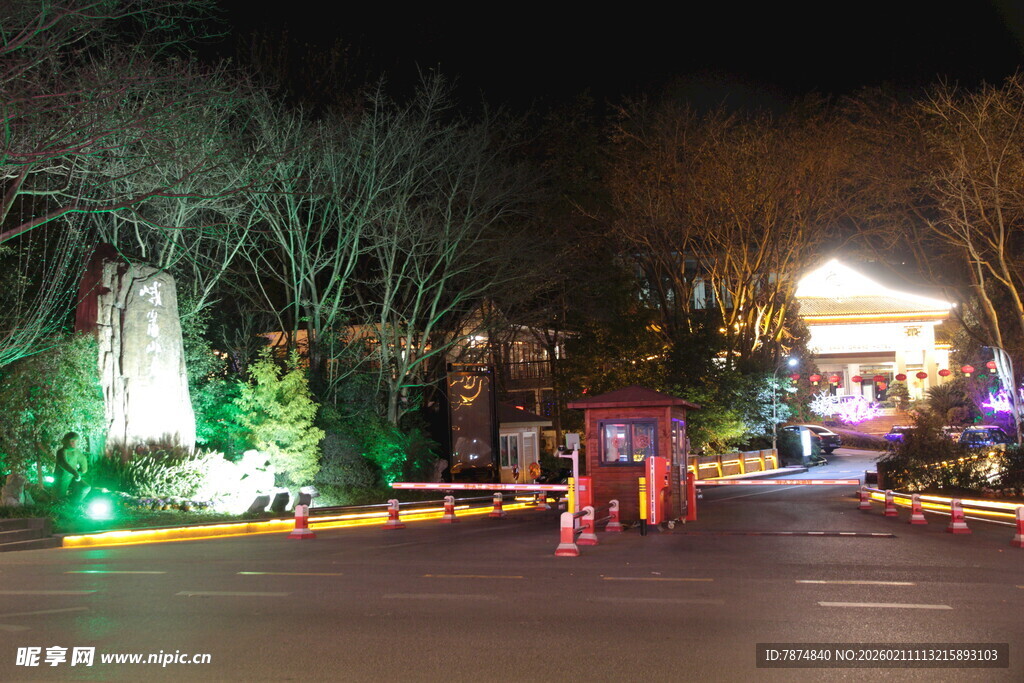 夜晚景区入口灯光璀璨