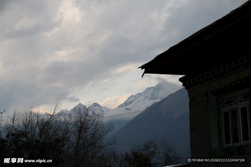 雪山旁的古朴建筑