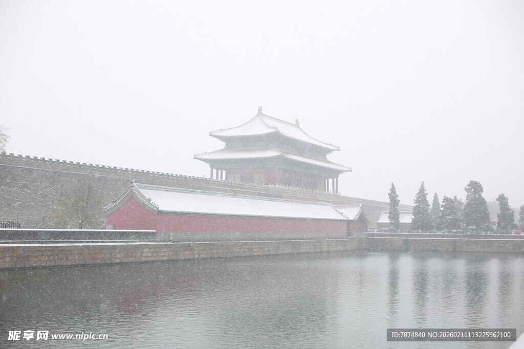 雾中古城楼映于平静水面