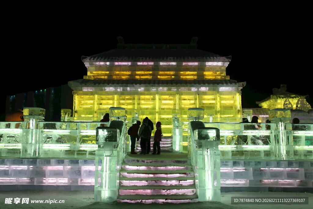夜晚璀璨古建筑前的人群