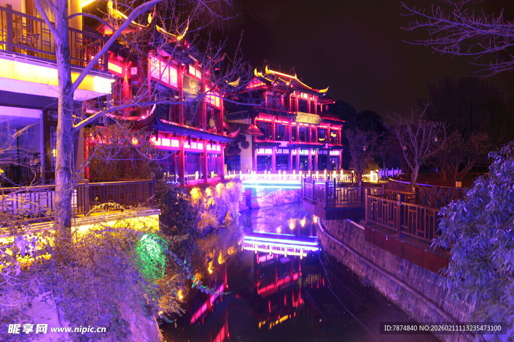 古街夜景 灯火璀璨映水色