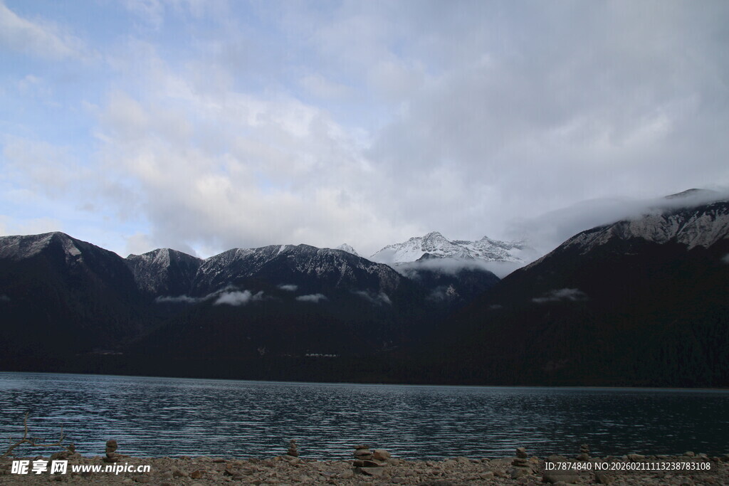 雪山下的静谧湖水