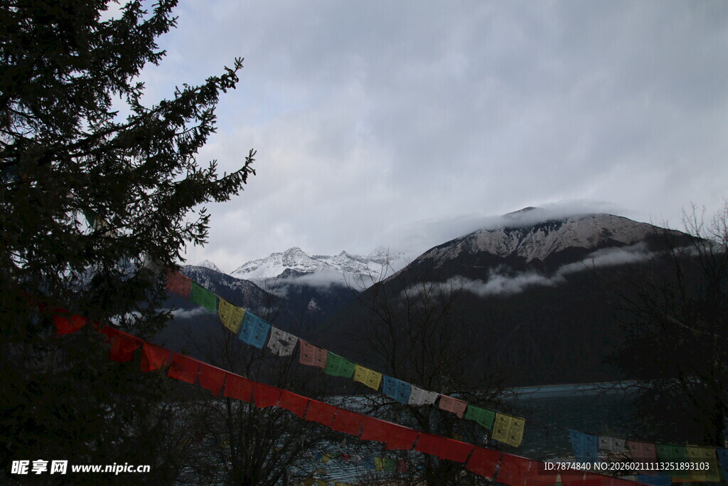 雪山下的五彩经幡