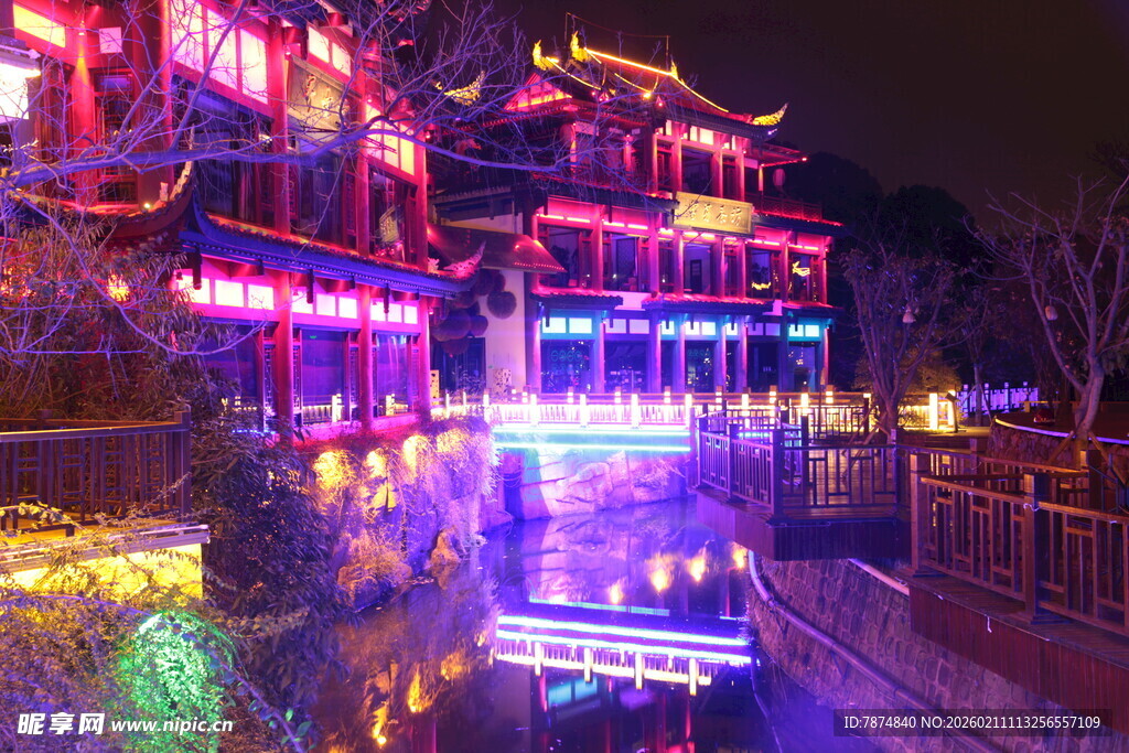 古街夜景 灯火璀璨映楼阁