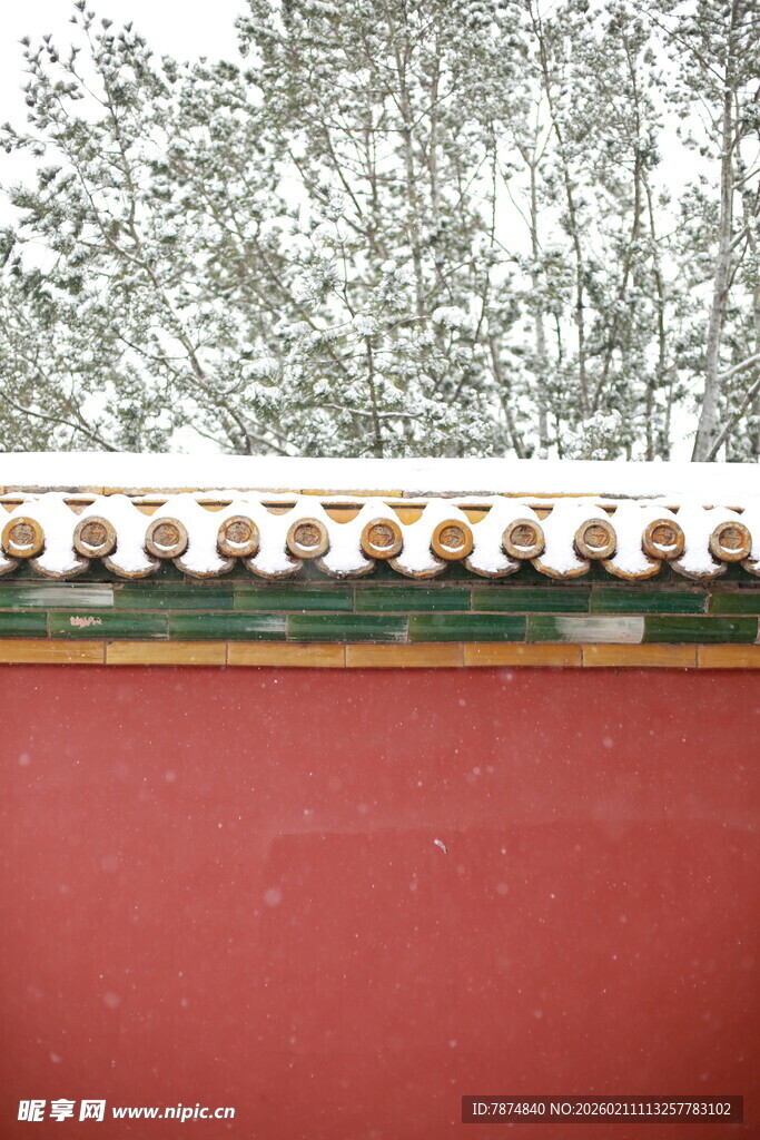 红墙金瓦雪景