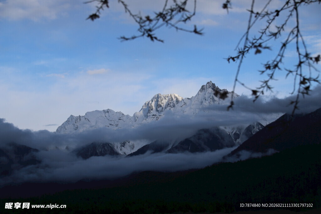 山间云雾缭绕的壮丽雪山