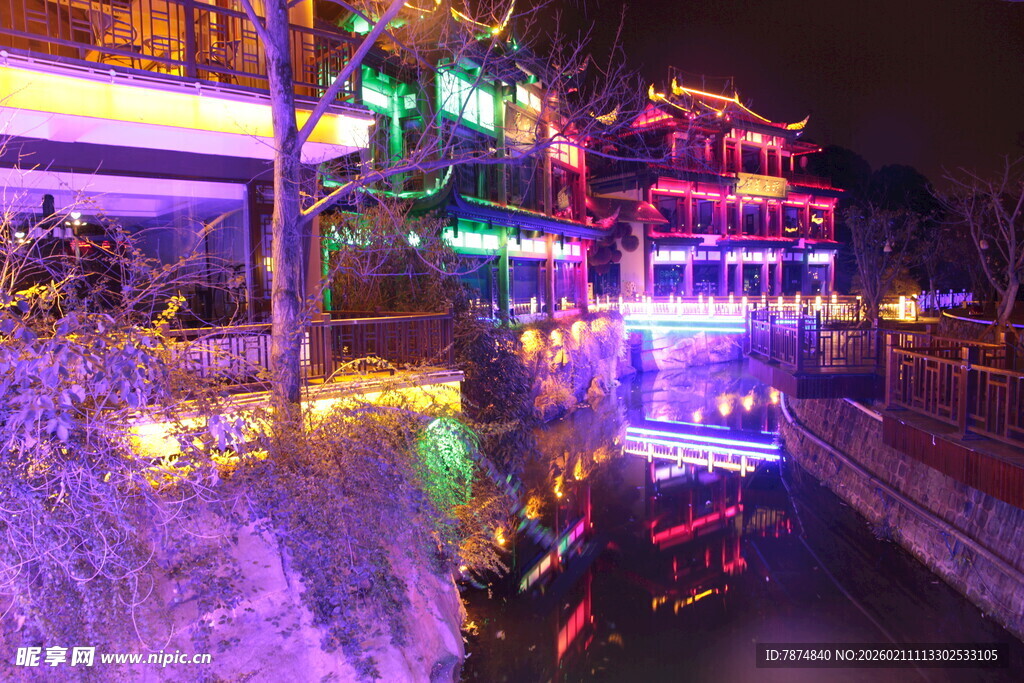 梦幻夜景中的绚丽河畔风光