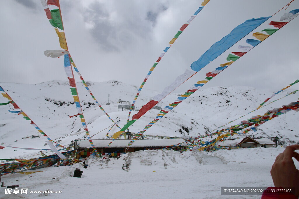 雪山上飘扬的五彩经幡