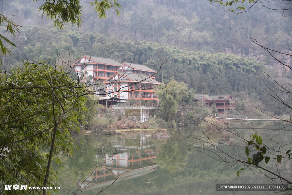 湖畔山村美景
