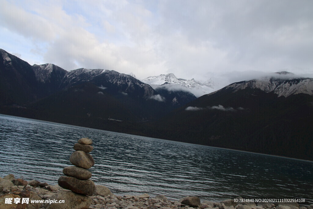 湖畔石堆与远山美景