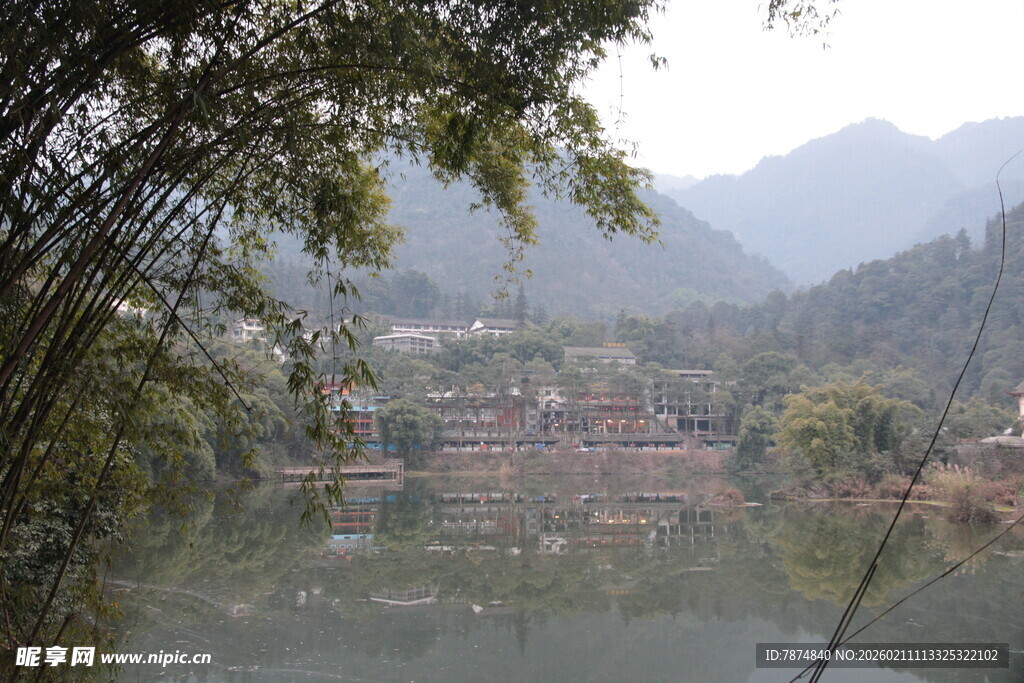 山水相依的宁静村落景色