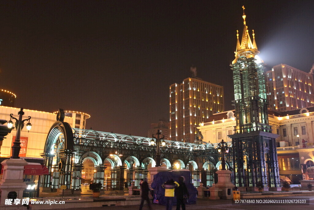 夜晚城市中的华丽建筑