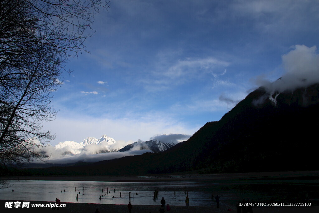 湖畔山峦美景