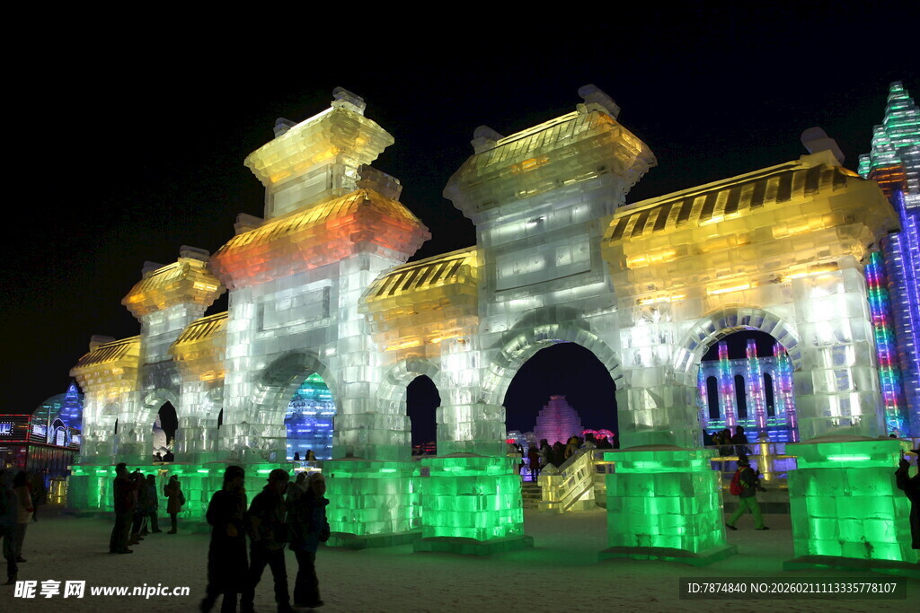 梦幻灯光下的华丽建筑