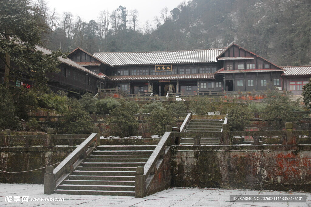 山间雪覆古雅建筑