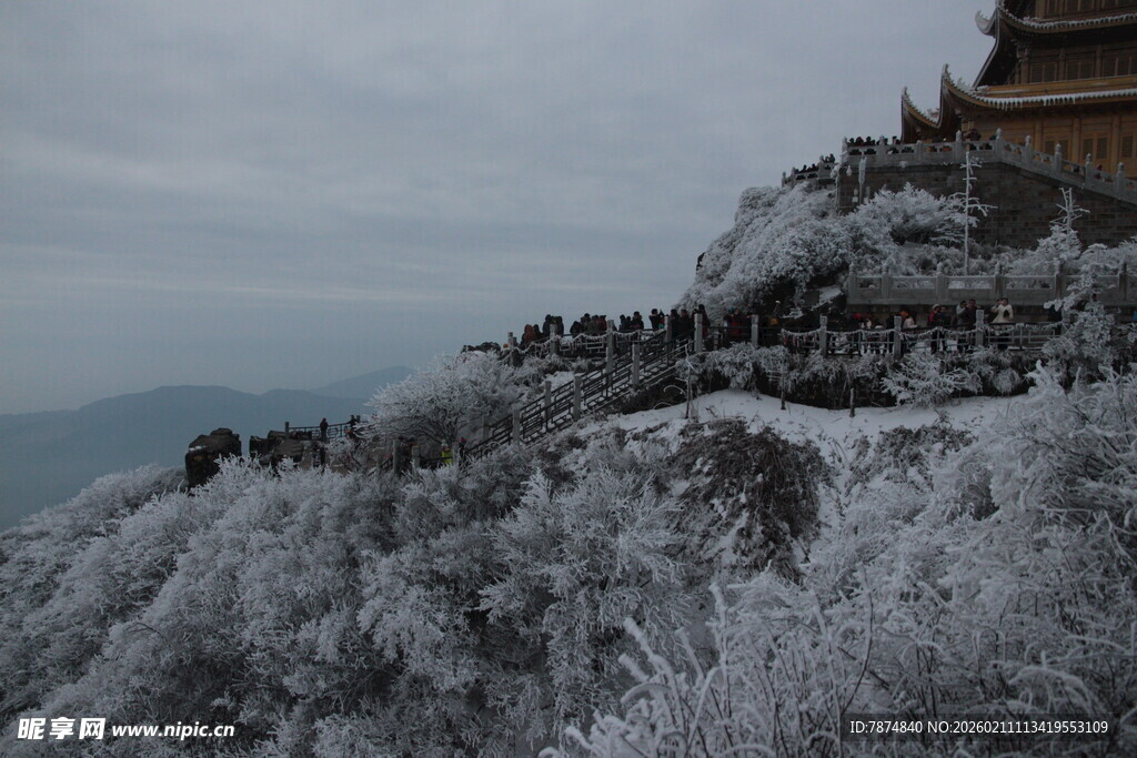 雪覆古建 山峦间的静谧景致