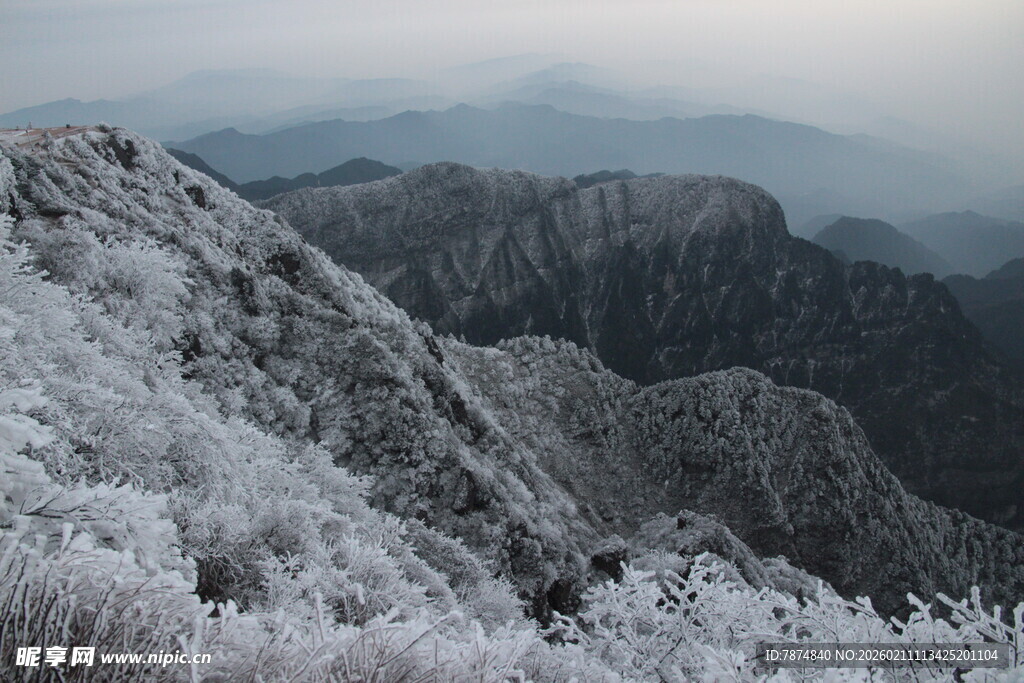 雪覆山峦壮丽景致