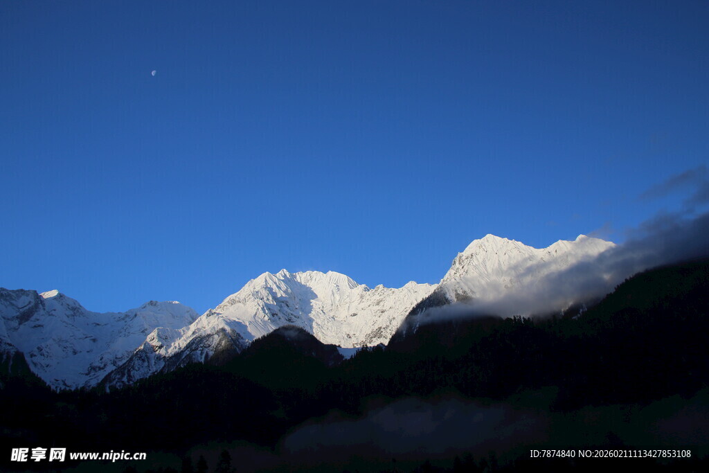 雪山夜景 月光下的壮丽山峦