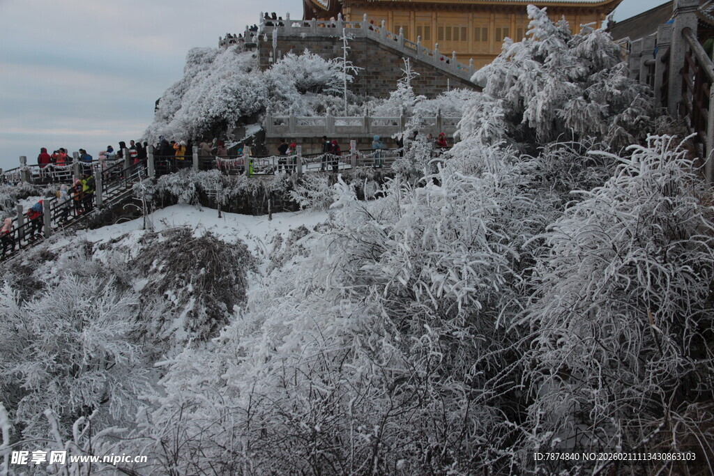 雪覆山峦上的古建筑景观