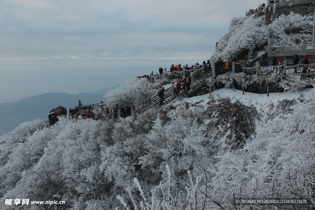 雪覆山峦游人漫步赏景