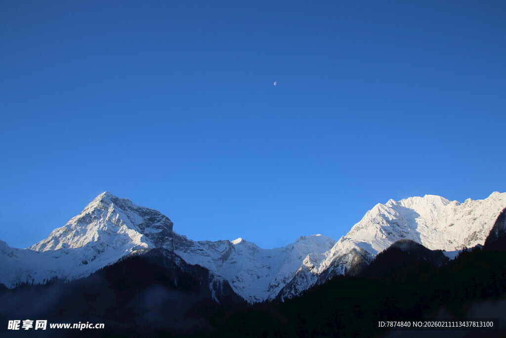 巍峨雪山蓝天壮丽景观