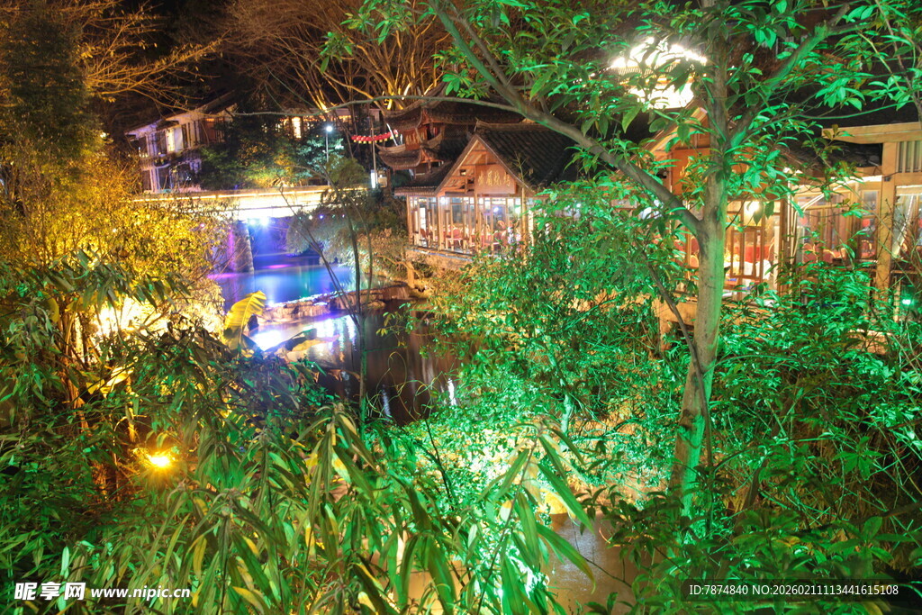 夜间绿植环绕的梦幻小屋