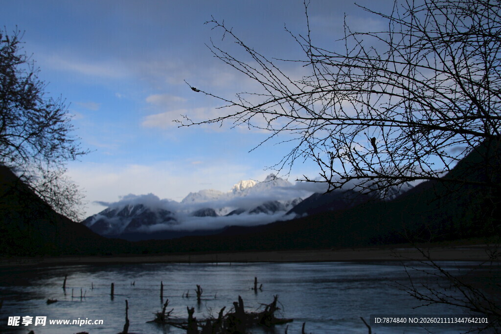 宁静湖畔的冬日黄昏美景