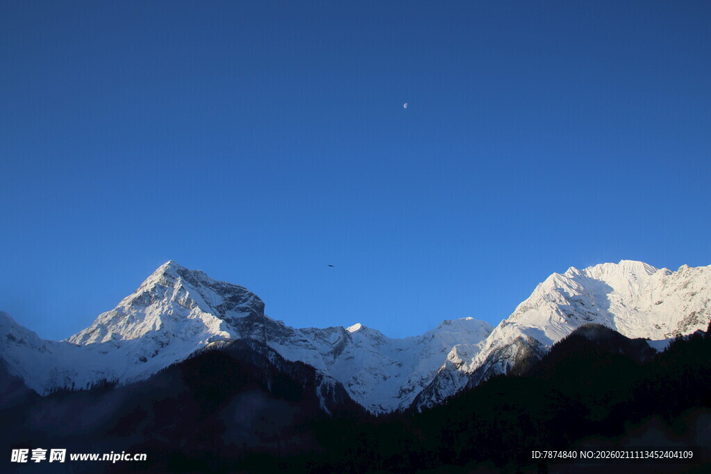 雪山壮丽夜景