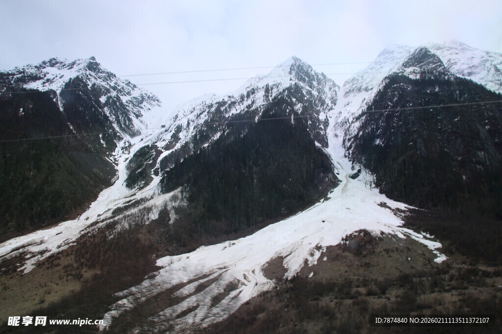 巍峨雪山壮丽景致