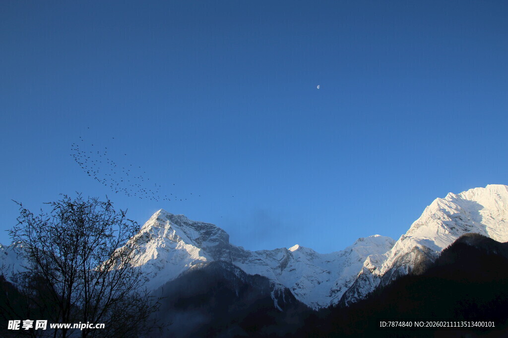 雪山蓝天美景