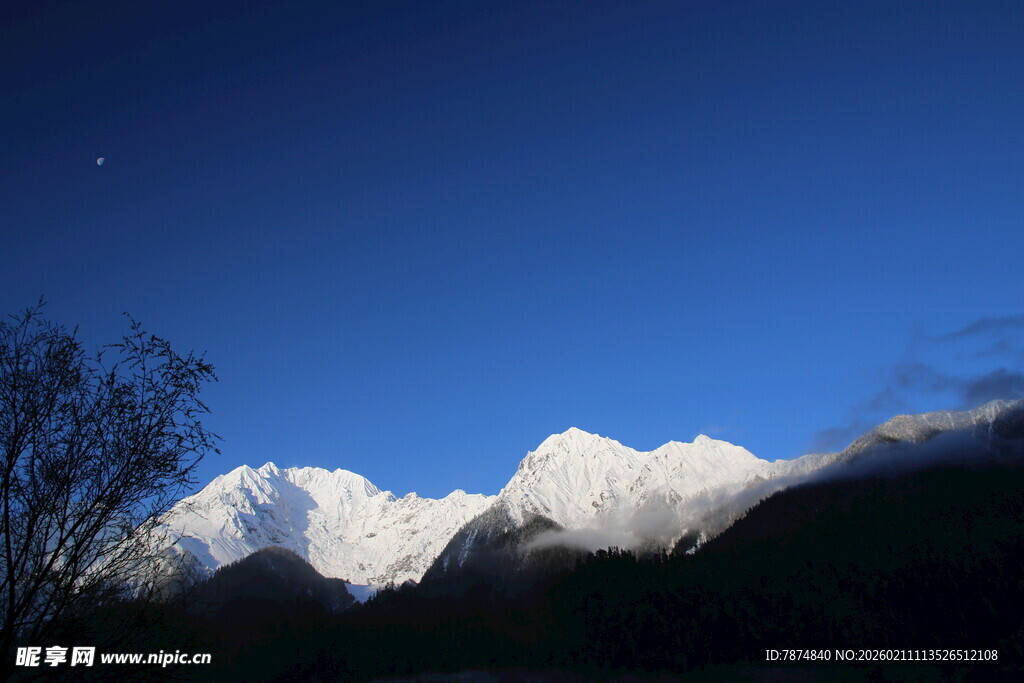 夜空下的雪山美景