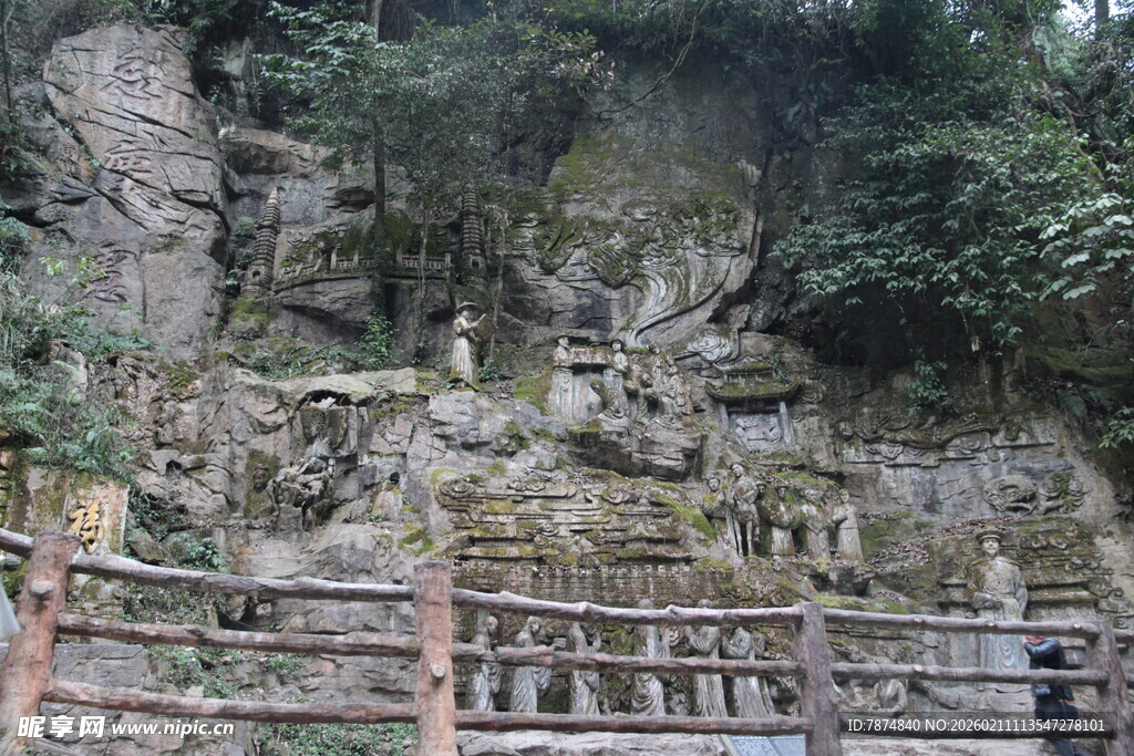 山间石景与木质围栏景观