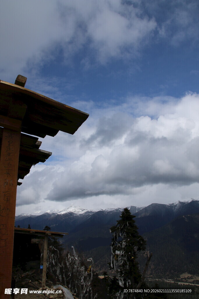 古建旁的远山与云海