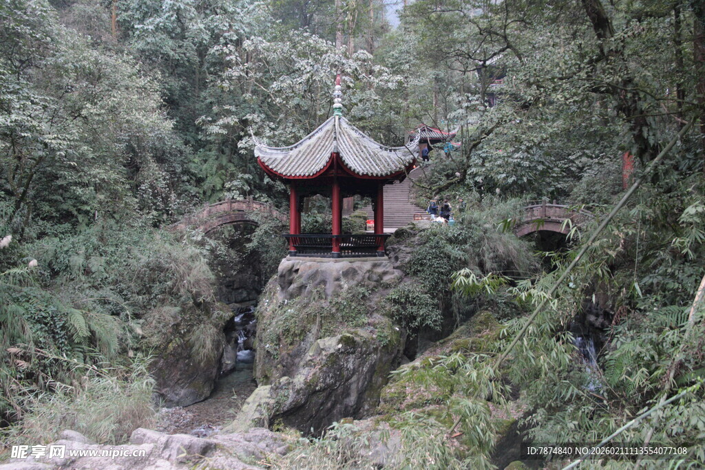 山林间的中式古亭