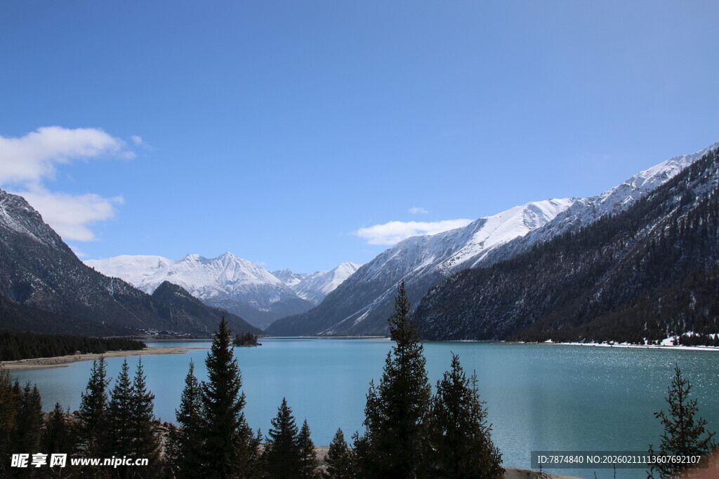 雪山下的静谧湖泊风光
