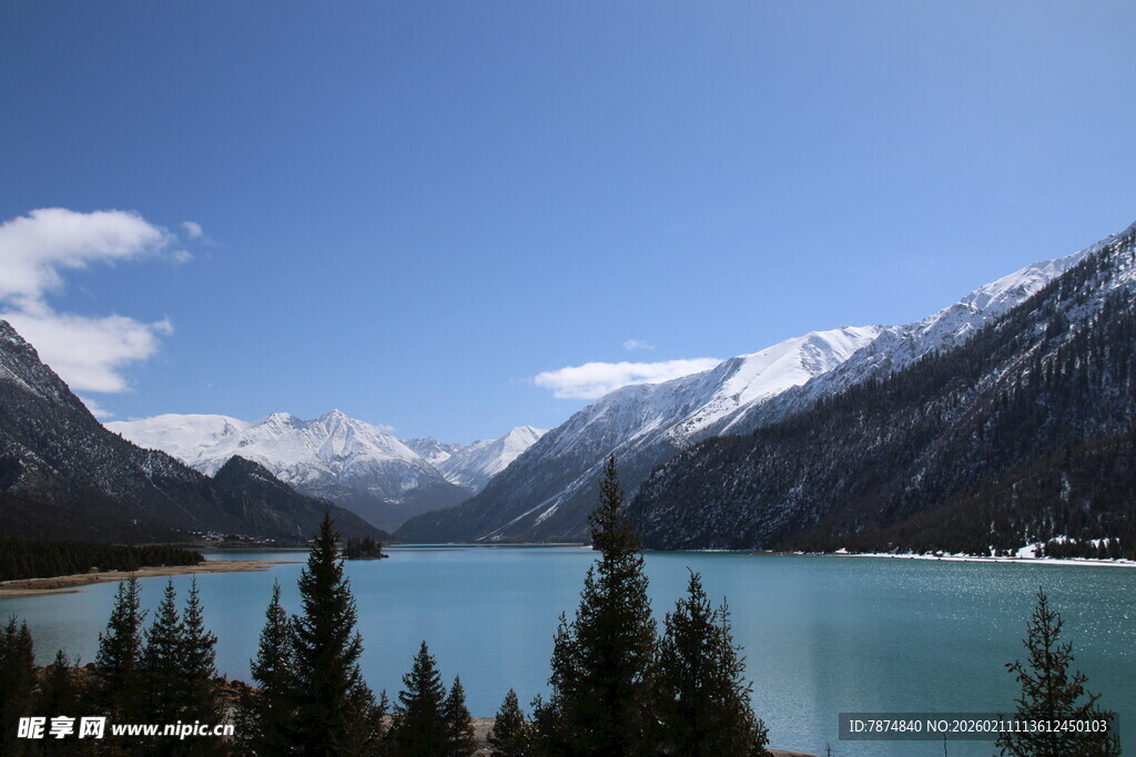 高山湖泊美景