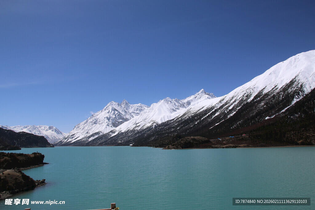 雪山下的碧绿湖水风光