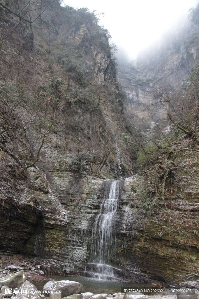 山间瀑布美景