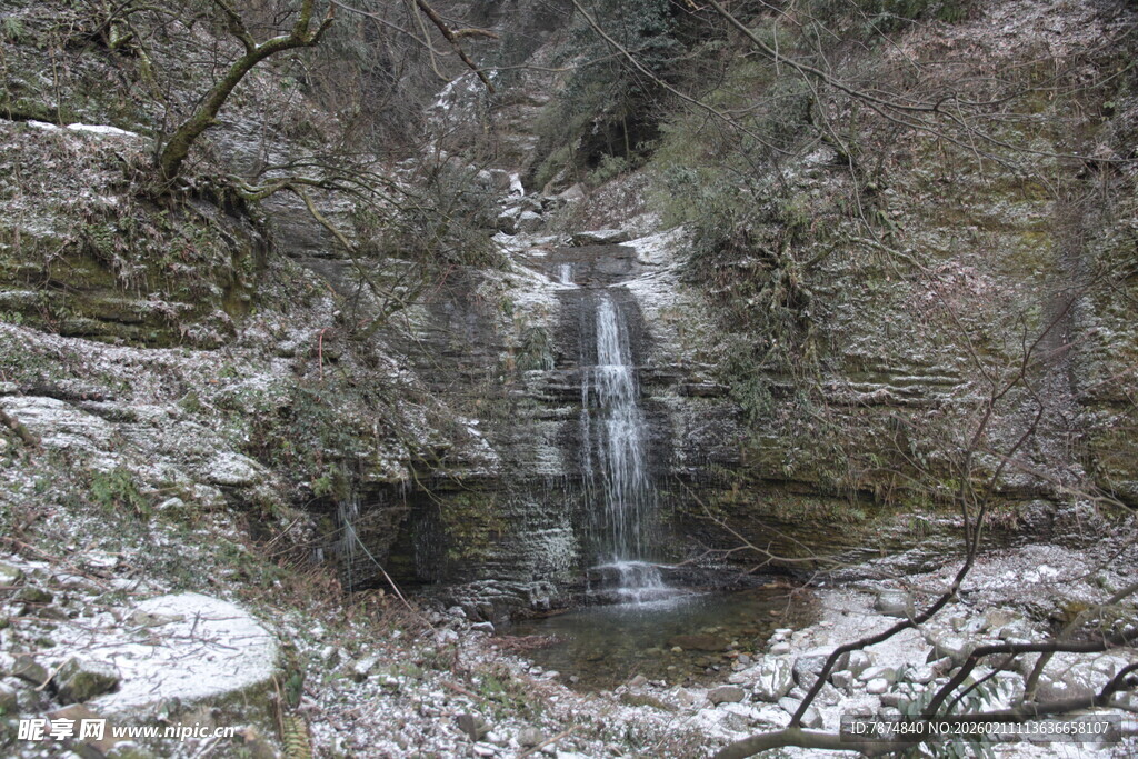 冬日山间瀑布雪景