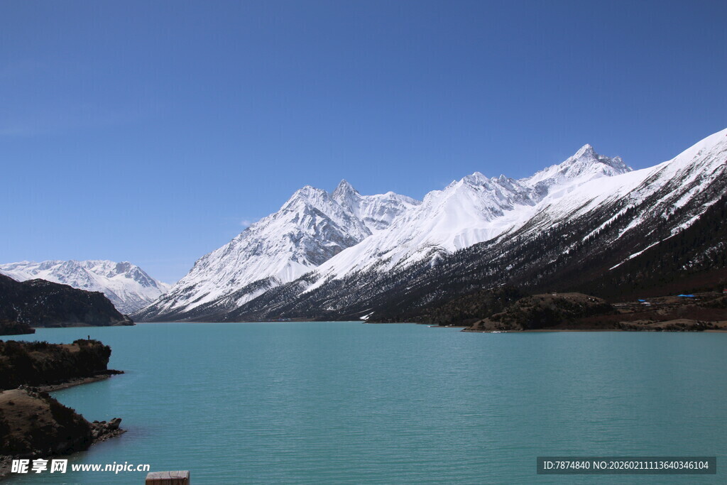 雪山下的碧绿湖泊
