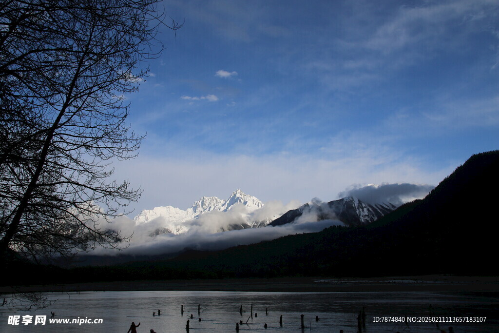 湖畔雪山美景