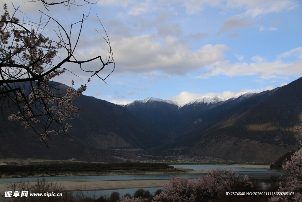 壮丽山河间的宁静湖泊