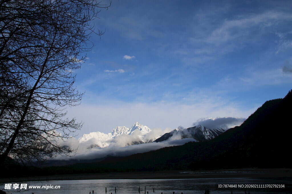 湖畔雪山美景